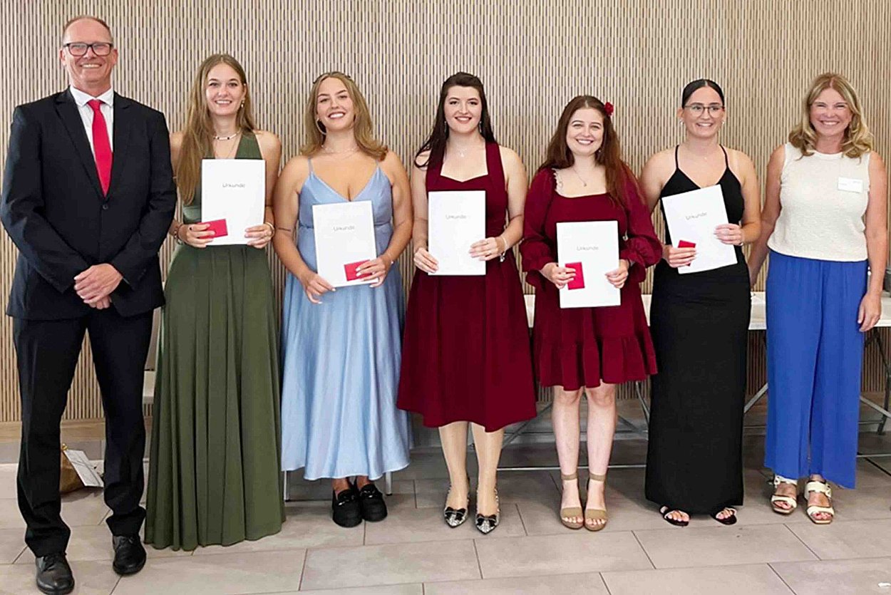 Gleichermaßen stolz sind Schulleiter Lutz Krüger (li.) und Klassenleiterin Heidi Kaupel (re.) mit den Staatspreisträgerinnen (v.l.n.r.) Alica Egert, Lisa Marie Grüber, Louisa Hofstetter, Jana Lang und Sarah Luckenhuber