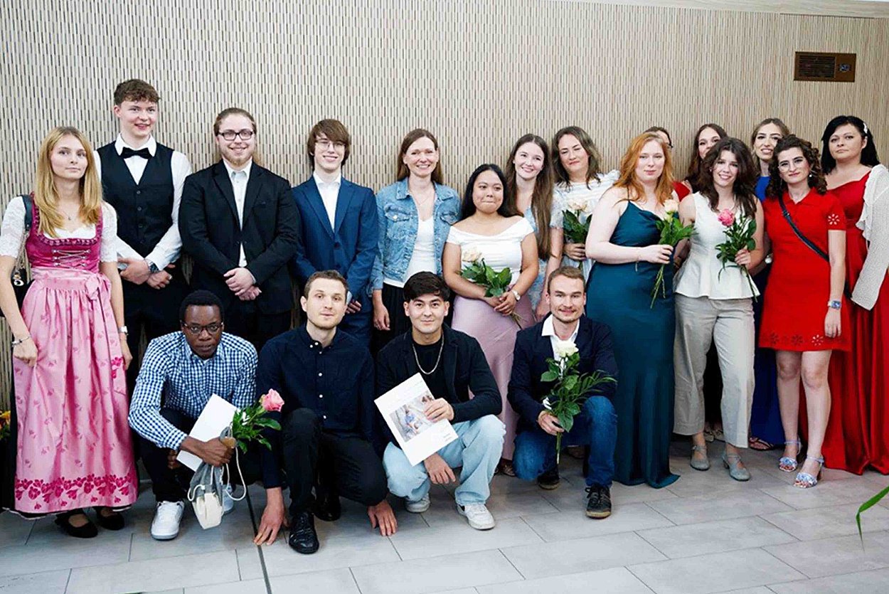 Die erfolgreichen MTR-Absolventen. Besonders freuen sich die Staatspreisträgerinnen Fanisha Amelia (6.v.l. stehend), Cornelia Moser (6.v.r. etwas verdeckt), Alina Kuntz (4.v.r.) und Carmen Dorfner (3.v.r.) sowie Klassenleiterin Silke Kainzmaier (stehend 5.v.l.), Foto: Dr. Volker Hable Die erfolgreichen MTR-Absolventen. Besonders freuen sich die Staatspreisträgerinnen Fanisha Amelia (6.v.l. stehend), Cornelia Moser (6.v.r. etwas verdeckt), Alina Kuntz (4.v.r.) und Carmen Dorfner (3.v.r.) sowie Klassenleiterin Silke Kainzmaier (stehend 5.v.l.), Foto: Dr. Volker Hable