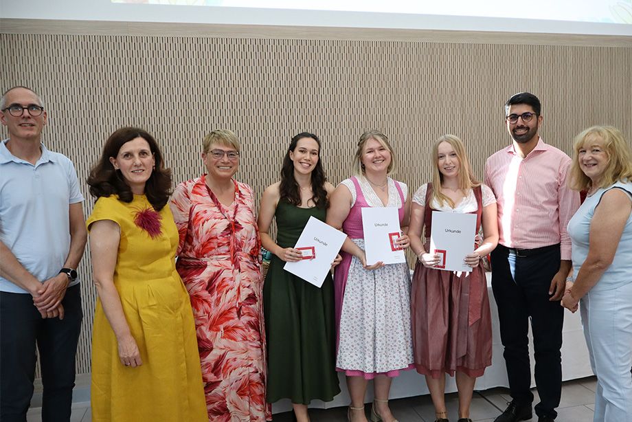 Große Freude: (v.l.) Gesamtschulleiter Gunnar Leroy, Schulleiterin Amela König, Pflegedirektorin Judith Hantl-Merget, die Staatspreisträgerinnen Isabella Alberer, Veronika Altendorfer und Louisa Schmid, Oberbürgermeister Abuzar Erdogan und stv. Schulleiterin Sybilla Liebmann.