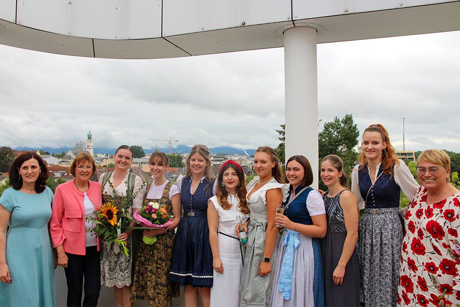 Die Staatspreisträgerinnen: (v.l.) Amela König, Schulleitung, Gabriele Leicht, Dritte Bürgermeisterin, die Staatspreisträgerinnen Franziska Schmid, Olivia del Mondo, Tanja Städter, Shushanik Iudakov, Sophia Huber, Magdalena Braun, Linda Pieschel, Julia Niedermeier und Judith Hantl-Merget, Pflegedirektorin. Leider nicht mit auf dem Foto: Staatspreisträgerin Joana Eggendorfer Die Staatspreisträgerinnen: (v.l.) Amela König, Schulleitung, Gabriele Leicht, Dritte Bürgermeisterin, die Staatspreisträgerinnen Franziska Schmid, Olivia del Mondo, Tanja Städter, Shushanik Iudakov, Sophia Huber, Magdalena Braun, Linda Pieschel, Julia Niedermeier und Judith Hantl-Merget, Pflegedirektorin. Leider nicht mit auf dem Foto: Staatspreisträgerin Joana Eggendorfer
