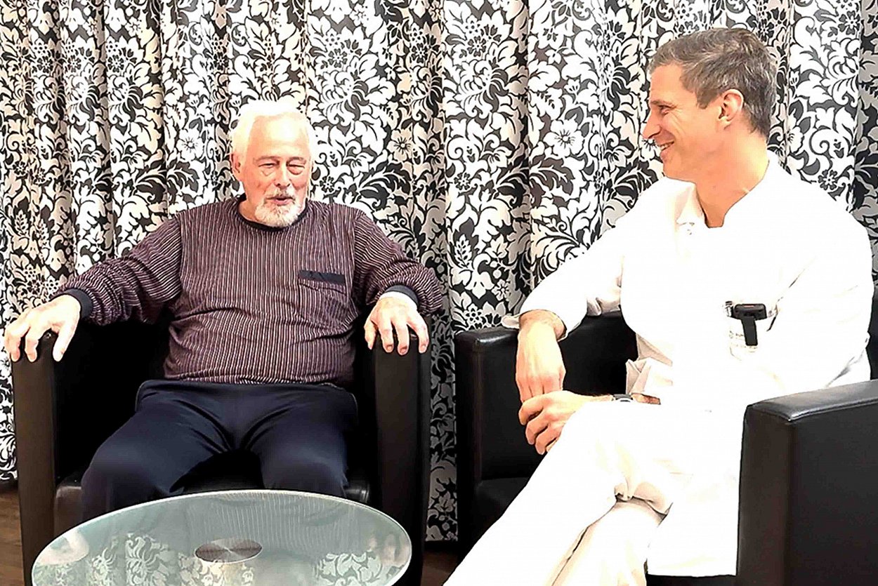 Prof. Dr. Kai Nowak einen Tag nach der Roboter-OP im Gespräch mit seinem Patienten Prof. Dr. Kai Nowak einen Tag nach der Roboter-OP im Gespräch mit seinem Patienten