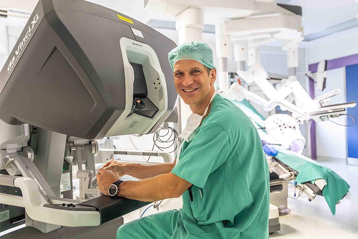 Prof. Dr. Kai Nowak an der Konsole des OP-Roboters Prof. Dr. Kai Nowak an der Konsole des OP-Roboters