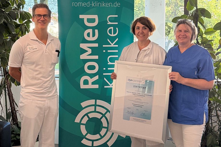Chefarzt Prof. Dr. Kai Nowak, Oberärztin Clarissa Reitzmann, Prof. Dr. Katja Ott, Leiterin des Pankreaskarzinomzentrums, freuen sich über die erfolgreiche Neuzertifizierung als Kompetenzzentrum für chirurgische Erkrankungen des Pankreas. Chefarzt Prof. Dr. Kai Nowak, Oberärztin Clarissa Reitzmann, Prof. Dr. Katja Ott, Leiterin des Pankreaskarzinomzentrums, freuen sich über die erfolgreiche Neuzertifizierung als Kompetenzzentrum für chirurgische Erkrankungen des Pankreas.