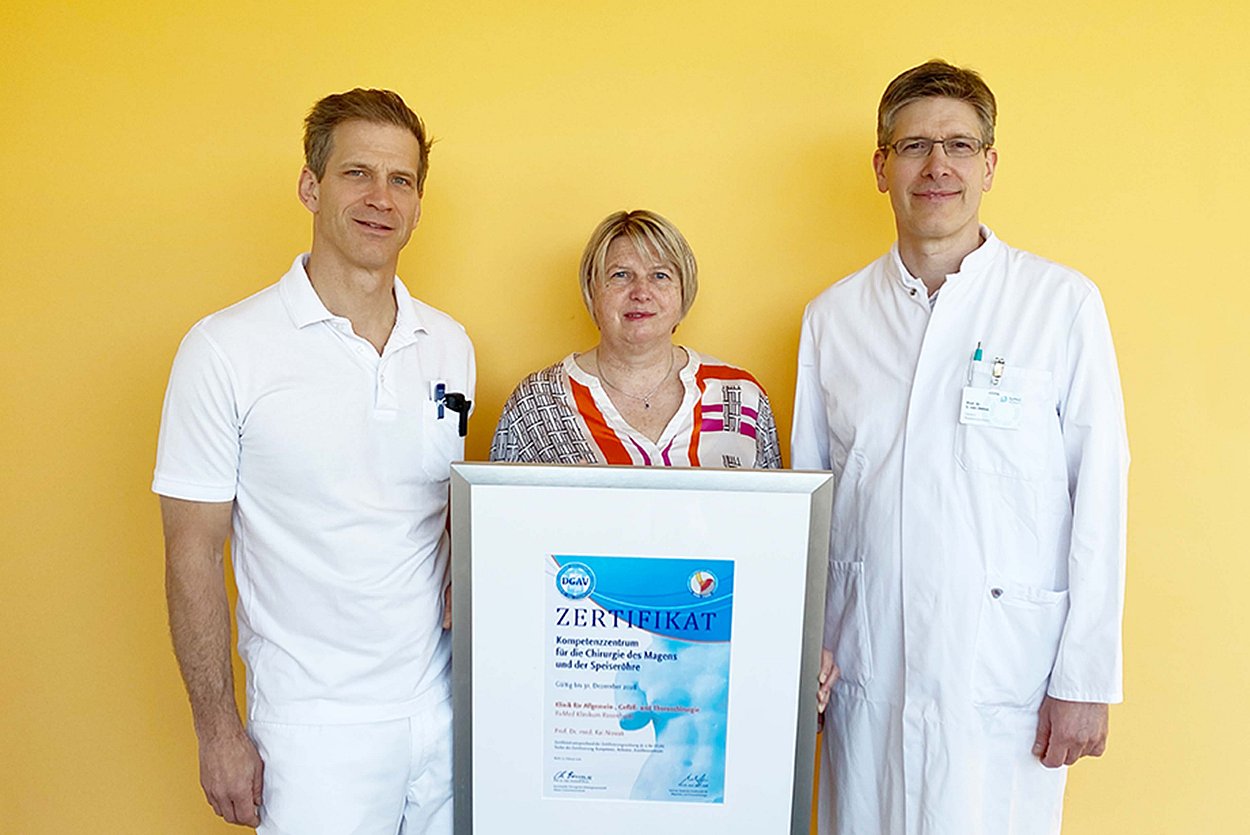 Dürfen stolz auf das Zertifikat sein v.l. Prof. Dr. Kai Nowak, Chefarzt der Klinik für Allgemein-, Gefäß- und Thoraxchirurgie, Prof. Dr. Katja Ott, Leiterin Oberer Gastrointestinaltrakt und Prof. Dr. Stefan von Delius, Chefarzt der Medizinischen Klinik 2
