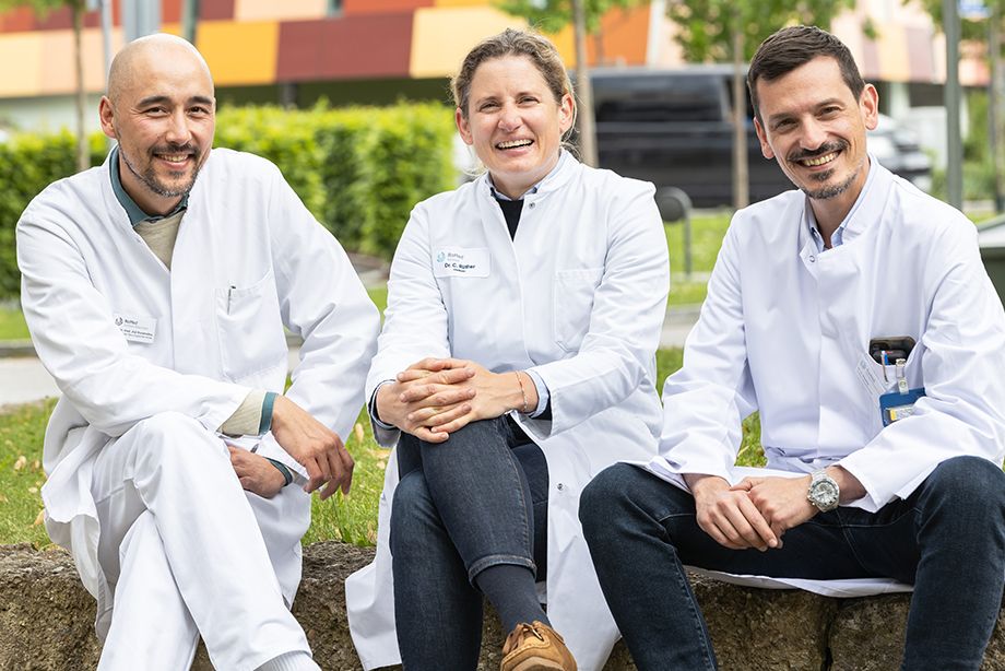 v.l.n.r.: PD Dr. Joji Kuramatsu, Chefarzt der Neurologie, Dr. Charlotte Rüther, Chefärztin der Neuroradiologie, Dr. Georgios Ntoulias, Chefarzt der Neurochirurgischen Klinik v.l.n.r.: PD Dr. Joji Kuramatsu, Chefarzt der Neurologie, Dr. Charlotte Rüther, Chefärztin der Neuroradiologie, Dr. Georgios Ntoulias, Chefarzt der Neurochirurgischen Klinik