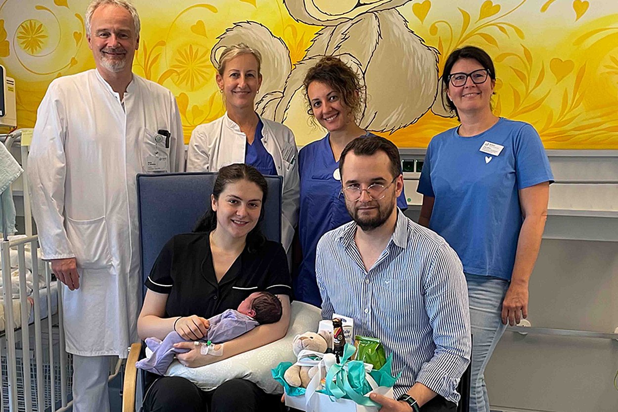 Noch etwas schüchtern ist die kleine Sana beim ersten Fototermin mit ihren Eltern Dzejla Bektas Mujanovic und Nermin Mujanovic. Es gratulierten v.l.n.r.: Chefarzt PD Dr. Andreas Schnelzer, leitende Oberärztin der Geburtshilfe Dr. Angela Kirschenhofer, Hebamme Meri Shalari sowie Bereichsleitung der Kinderstation Tanja Walker