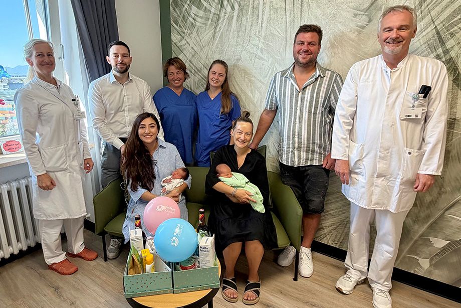 v.l.n.r. Dr. Angela Kirschenhofer, Leiterin Pränatale Medizin und Geburtshilfe, Jonathan und Narges Hamberger mit Amelie, Hebammen Barbara und Lea Vodermaier, Marlene und Georg Hell mit Fabian sowie PD Dr. Andreas Schnelzer, Chefarzt Klinik für Gynäkologie und Geburtshilfe