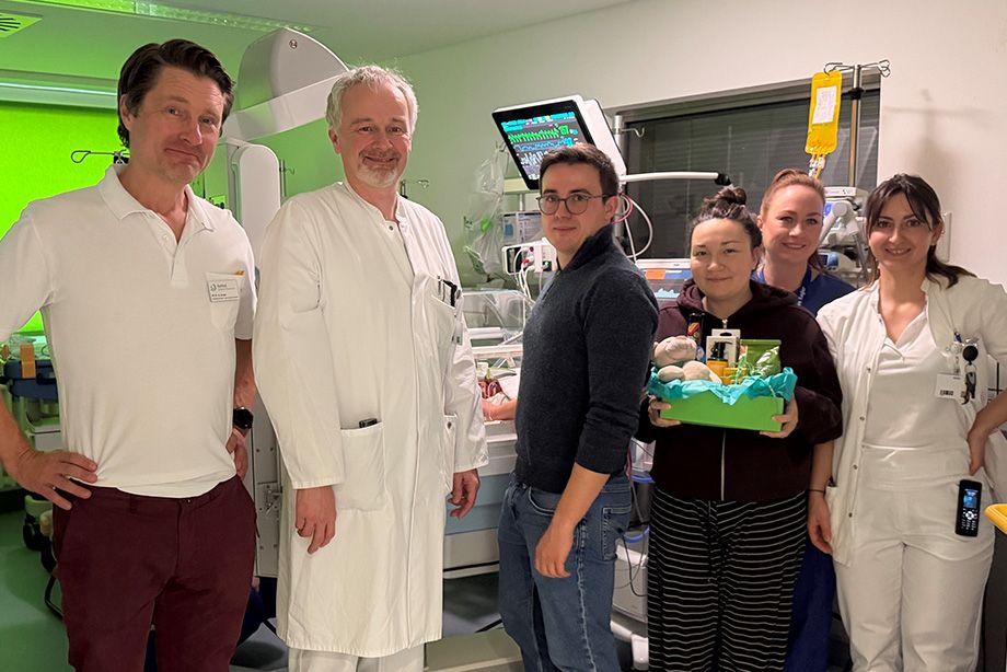 Familienglück im Perinatalzentrum Level 1  Der kleine Henri liegt geschützt im Inkubator auf der Kinderintensivstation. Fest an seiner Seite stehen die Eltern Maximilian und Jutta Stadler sowie das Geburtshilfliche Team, das mit Geschenk und kleinen Kuschel-Teddybären gratulierte. v.l.n.r. PD Dr. Hendrik Jünger (Chefarzt Klinik für Kinder- und Jugendmedizin), PD Dr. Andreas Schnelzer (Chefarzt Klinik für Gynäkologie und Geburtshilfe), Stephanie Kogler (Hebamme, 2.v.r.) und Domenique Susca (Ärztin Geburtshilfe, 1.v.r.)