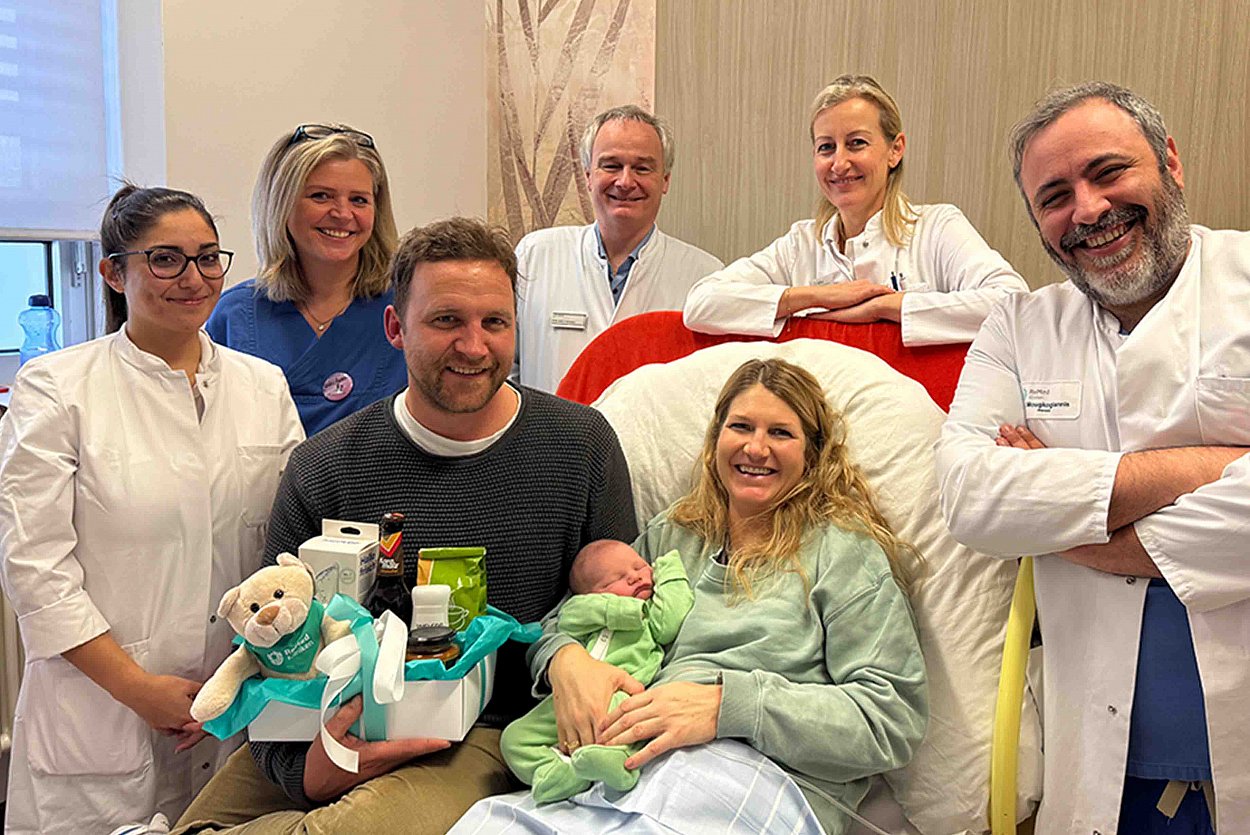 Familienglück – Die Eltern Josef und Sabrina Weyerer mit dem kleinen Lorenz Gregor sowie dem geburtshilflichen Team, das mit einem Geschenkkorb sowie einem kleinen Kuschel-Teddybären gratulierte. v.l.n.r.: Assistenzärztin Dr. Emine Taha, Hebamme Sandra Aumer, Chefarzt PD Dr. Andreas Schnelzer, Leiterin Geburtshilfe Dr. Angela Kirschenhofer, Oberarzt Dr. Athanasios Mougkogiannis Familienglück – Die Eltern Josef und Sabrina Weyerer mit dem kleinen Lorenz Gregor sowie dem geburtshilflichen Team, das mit einem Geschenkkorb sowie einem kleinen Kuschel-Teddybären gratulierte. v.l.n.r.: Assistenzärztin Dr. Emine Taha, Hebamme Sandra Aumer, Chefarzt PD Dr. Andreas Schnelzer, Leiterin Geburtshilfe Dr. Angela Kirschenhofer, Oberarzt Dr. Athanasios Mougkogiannis