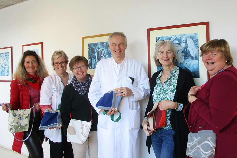 (v.l.n.r.): Tatiana Weihnacht, Case-Managerin Elisabeth Jordan, Stephanie Riedl, Chefarzt PD Dr. Andreas Schnelzer, Annemarie Kamysek, Maria Estner (v.l.n.r.): Tatiana Weihnacht, Case-Managerin Elisabeth Jordan, Stephanie Riedl, Chefarzt PD Dr. Andreas Schnelzer, Annemarie Kamysek, Maria Estner