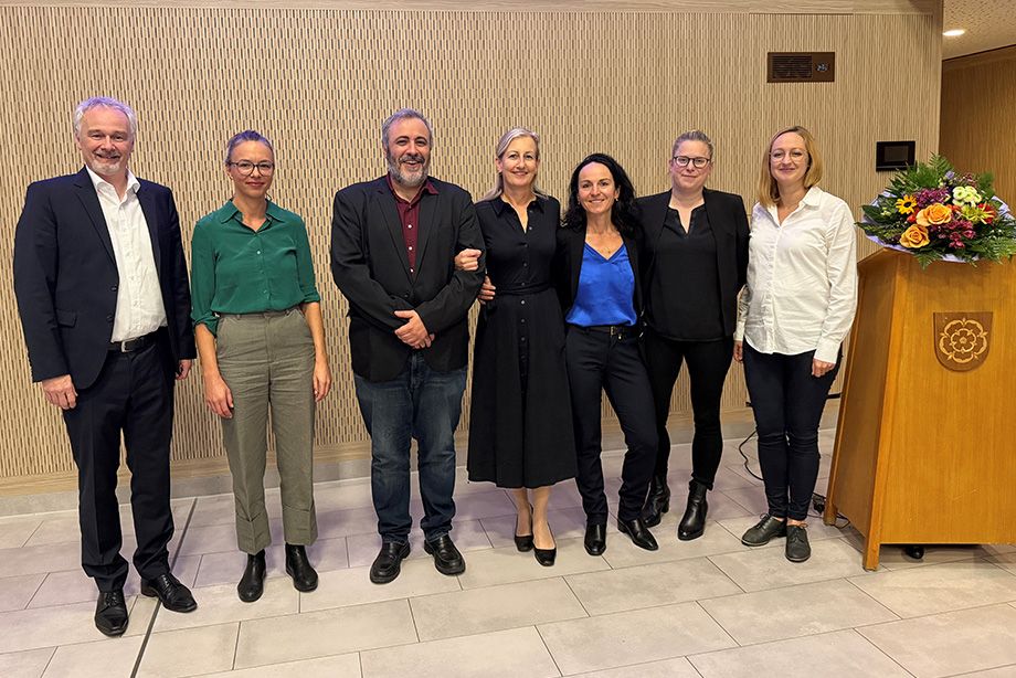 v.l.: Organisatoren und Referenten des Gynäkologisch-Geburtshilflichen Symposiums: Chefarzt PD Dr. Andreas Schnelzer, Dr. Eva Dölzlmüller, Athanasios Mougkogiannis, Dr. Angela Kirschenhofer, Dr. Gerlinde Götz, Dr. Monika Wolf, Dr. Laura Unverdorben v.l.: Organisatoren und Referenten des Gynäkologisch-Geburtshilflichen Symposiums: Chefarzt PD Dr. Andreas Schnelzer, Dr. Eva Dölzlmüller, Athanasios Mougkogiannis, Dr. Angela Kirschenhofer, Dr. Gerlinde Götz, Dr. Monika Wolf, Dr. Laura Unverdorben