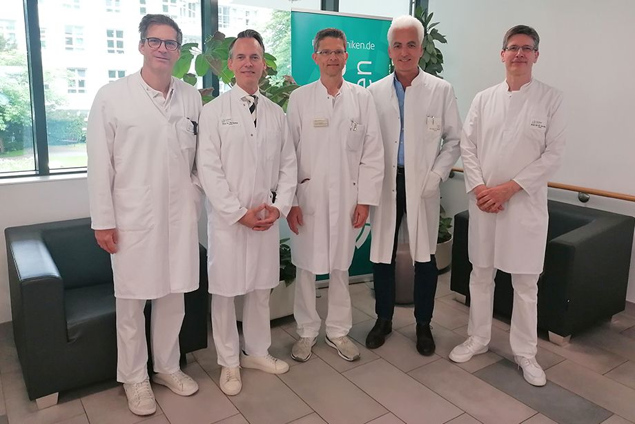 Ausgezeichnete Fachkompetenz im RoMed-Verbund: (v.l.): Prof. Dr. Kai Nowak, Prof. Dr. Christian Zeckey, Prof. Dr. Stephan Budweiser, Dr. Ertan Mergen, Prof. Dr. Stefan von Delius Ausgezeichnete Fachkompetenz im RoMed-Verbund: (v.l.): Prof. Dr. Kai Nowak, Prof. Dr. Christian Zeckey, Prof. Dr. Stephan Budweiser, Dr. Ertan Mergen, Prof. Dr. Stefan von Delius