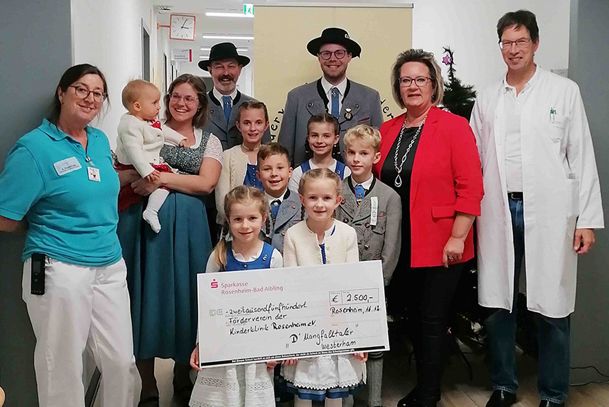Ganz stolz überreichten Maria Braun (li) und Romy Atzinger (re) von den Mangfalltalern den großen Spendenscheck. Es freuten sich darüber (v.l.n.r.): Elternbegleiterin Andrea Riepertinger, die kleine Johanna Atzinger auf dem Arm von Mutter Martina Weber (Jugendleiterin), Vereinsvorstand Georg Berndl, Lisa Atzinger, Josef und Anna Braun, dahinter stellvertretender Vorstand Michael Weber, Vitus Atzinger, 1. Vorsitzende des Fördervereins Mihaela Hammer und leitender Oberarzt Dr. Michael Buss. Ganz stolz überreichten Maria Braun (li) und Romy Atzinger (re) von den Mangfalltalern den großen Spendenscheck. Es freuten sich darüber (v.l.n.r.): Elternbegleiterin Andrea Riepertinger, die kleine Johanna Atzinger auf dem Arm von Mutter Martina Weber (Jugendleiterin), Vereinsvorstand Georg Berndl, Lisa Atzinger, Josef und Anna Braun, dahinter stellvertretender Vorstand Michael Weber, Vitus Atzinger, 1. Vorsitzende des Fördervereins Mihaela Hammer und leitender Oberarzt Dr. Michael Buss.