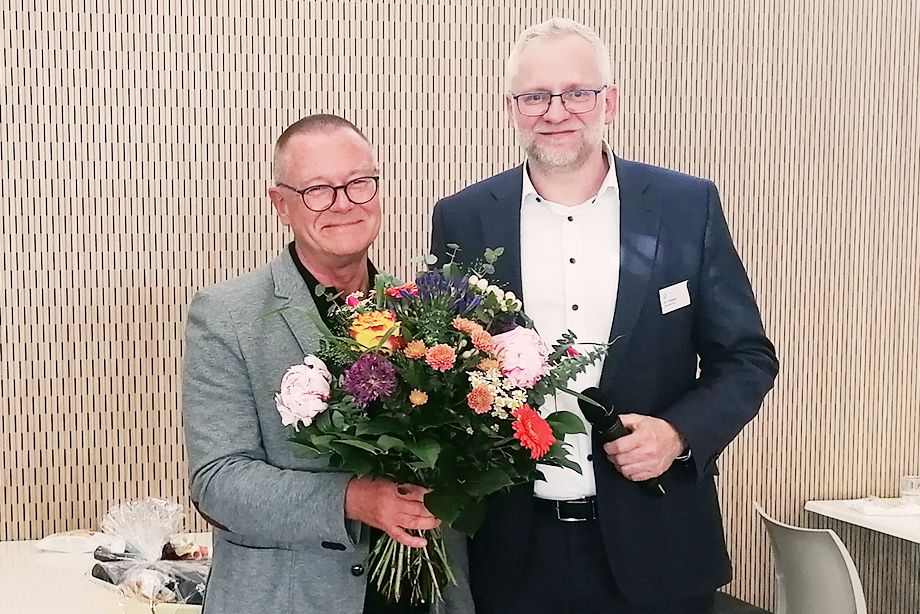Chefarzt Dr. Torsten Uhlig (links) wird von RoMed-Geschäftsführer Dr. Ulrich Schulze in den wohlverdienten Ruhestand verabschiedet. Chefarzt Dr. Torsten Uhlig (links) wird von RoMed-Geschäftsführer Dr. Ulrich Schulze in den wohlverdienten Ruhestand verabschiedet.