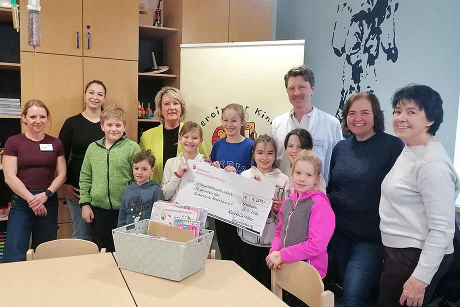 Große Freude bei der Spendenübergabe in der RoMed Kinderklinik (v.l.): Die Klöpflkinder mit Sonja Schönwälder (Pflegedienstleiterin), Irmi Kern (Trachtenverein Brannenburg), Mihaela Hammer (1. Vorsitzende Förderverein Kinderklinik), PD Dr. Hendrik Jünger (Chefarzt Klinik für Kinder- und Jugendmedizin), Bettina Schwaiger (Trachtenverein Brannenburg), Helene Lohner (Schriftführerin Förderverein Kinderklinik)