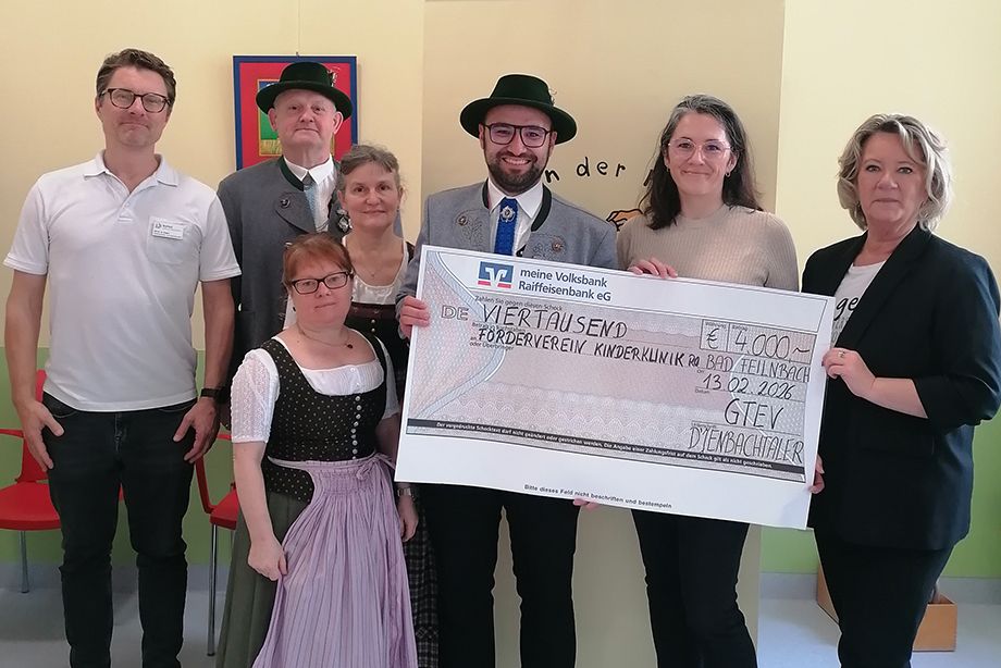 v.l.: Chefarzt PD Dr. Hendrik Jünger, Max Kaffl, Marlene Kaffl (vorne), Agnes Eirainer (Kassiererin GTEV), Sebastian Gasteiger (1. Vorstand GTEV), Jasmin Harre-Göhsl (2. Vorsitzende Förderverein Kinderklinik Rosenheim e.V.), Mihaela Hammer (1. Vorsitzende Förderverein Kinderklinik Rosenheim e.V.)