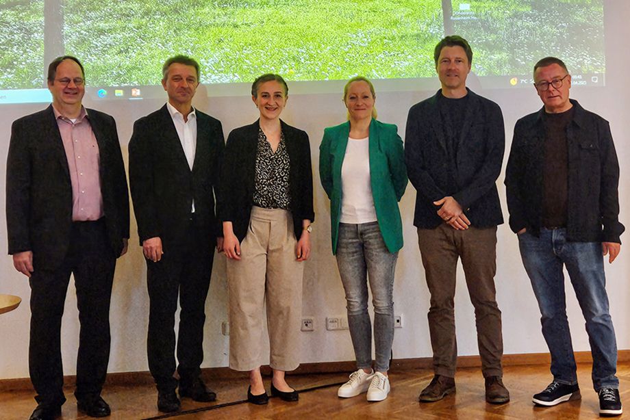 v.r.n.l.: Die Organisatoren und RoMed-Chefärzte Dr. Torsten Uhlig und PD Dr. Hendrik Jünger mit den Referenten Melanie Saler, Ramona Gassner, Prof. Dr. Martin Staudt und Dr. Thomas Herberhold v.r.n.l.: Die Organisatoren und RoMed-Chefärzte Dr. Torsten Uhlig und PD Dr. Hendrik Jünger mit den Referenten Melanie Saler, Ramona Gassner, Prof. Dr. Martin Staudt und Dr. Thomas Herberhold