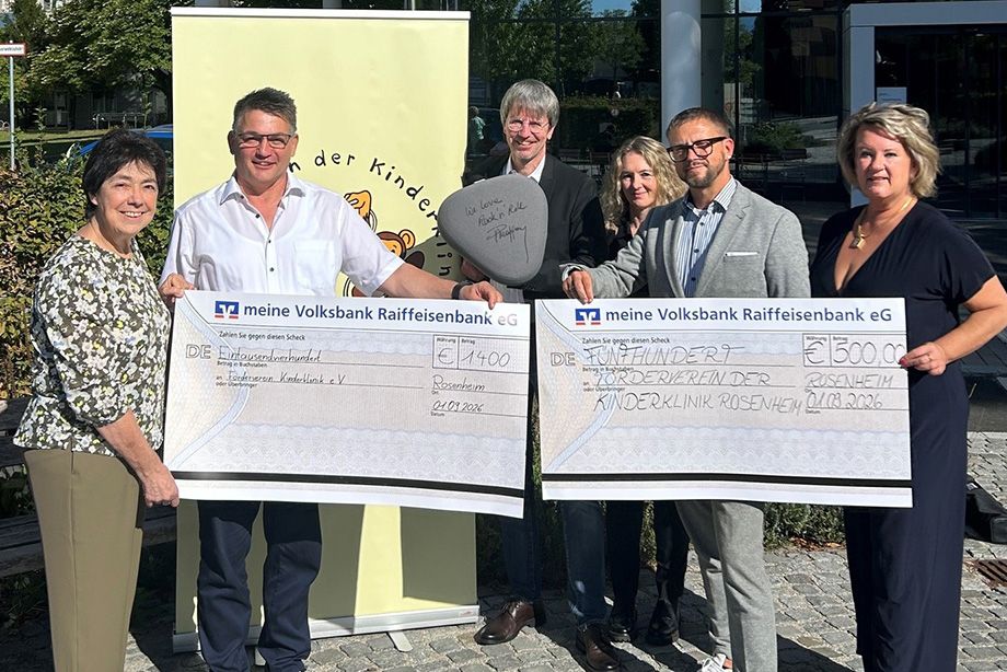 1.900 Euro für den Förderverein der Kinderklinik Rosenheim e. V.: Die Beteiligten freuen sich über die erfolgreiche Spendenaktion rund um den von Peter Maffay handsignierten Sitzhocker. 1.900 Euro für den Förderverein der Kinderklinik Rosenheim e. V.: Die Beteiligten freuen sich über die erfolgreiche Spendenaktion rund um den von Peter Maffay handsignierten Sitzhocker.