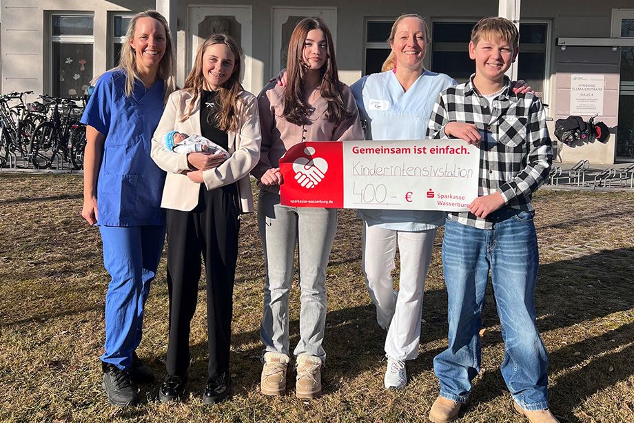 Große Freude herrschte bei der Spendenübergabe! V.l.n.r.: Gesundheits- und Krankenpflegerin Susanne Stemmer mit Leni Stemmer, Ceyla Denk, Oberärztin Melanie Saler und Philipp Mayer