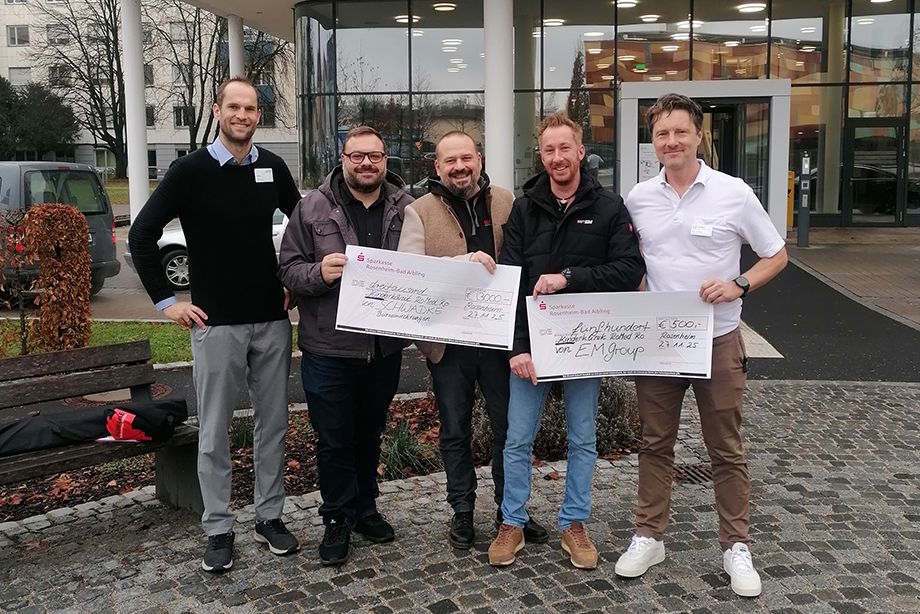 v.l.n.r.: Josef Bauer, Leiter Klinikinfrastruktur, die Geschäftsführer Ulrich und Christof Schwadke der Firma Schwadke Büroeinrichtungen GmbH sowie Geschäftsführer (COO Rosenheim) Robert Wagner von der Firma Elektro Maier GmbH und PD Dr. Hendrik Jünger, Chefarzt der Klinik für Kinder- und Jugendmedizin.