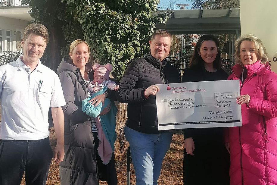 Freude über die Spende für die kleinen Patienten (v.l.): PD Dr. Hendrik Jünger, Chefarzt der RoMed Klinik für Kinder- und Jugendmedizin, Sanja Cvetko (Schatzmeisterin Förderverein Kinderklinik), Simon Zoßeder (Geschäftsführer Zosseder GmbH & Co. KG) sowie Jasmin Harre-Göhsl (2. Vorsitzende) und Mihaela Hammer (1. Vorsitzende) vom Förderverein