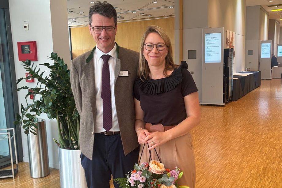 (v.r.): Dr. Amadea Erben aus dem Deutschen Herzzentrum München nach ihrem viel beachteten Vortrag zur Therapie der Herzinsuffizienz mit Prof. Dr. Christian Thilo (v.r.): Dr. Amadea Erben aus dem Deutschen Herzzentrum München nach ihrem viel beachteten Vortrag zur Therapie der Herzinsuffizienz mit Prof. Dr. Christian Thilo