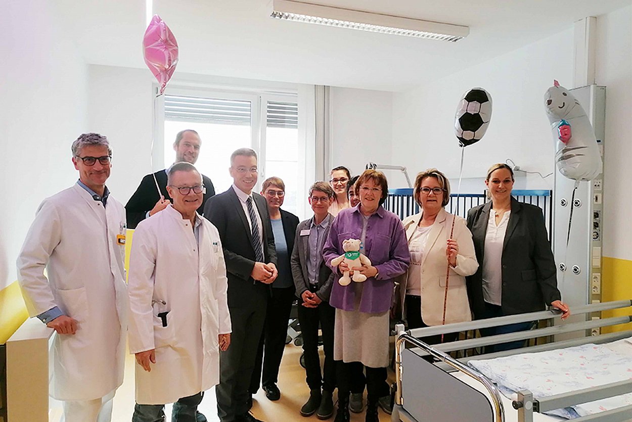 Die Freude über die neue Eltern-Kind-Station war Honoratioren, Gästen und Beteiligten anzusehen. V.l.n.r.: Ärztlicher Direktor PD Dr. Andreas Bauer, Chefarzt Klinik für Kinder- und Jugendmedizin Dr. Torsten Uhlig, Leiter Klinikinfrastruktur Josef Bauer, Landrat Otto Lederer, Pflegedirektorin Judith Hantl-Merget, Pflegerische Zentrumsleitung Diana Frankenberg, 2. Fördervereinsvorsitzende der Kinderklinik Jasmin Harre-Göhsl, 3. Bürgermeisterin Gabriele Leicht, 1. Fördervereinsvorsitzende der Kinderklinik Mihaela Hammer und Schatzmeisterin Sanja Cvetko