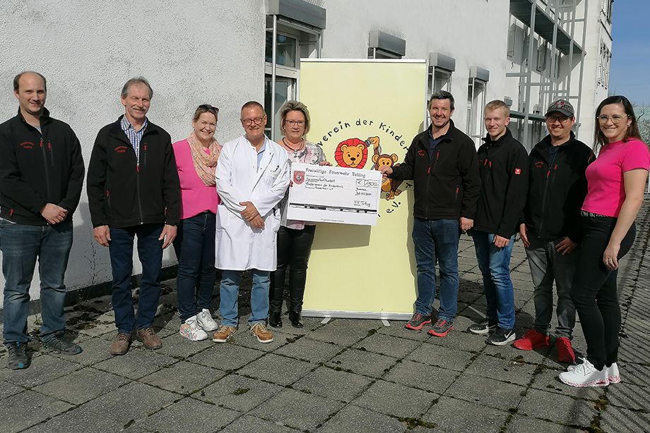 v.l.n.r.: Feuerwehrmann Stephan Wagner mit seinem Kollegen Roman Maier, stv. Stationsleitung Tanja Rüb, Chefarzt Dr. Torsten Uhlig, Mihaela Hammer, 1. Vorsitzende Förderverein, Feuerwehrmann Florian Thurnhuber mit seinen Kollegen Georg Wagner und Manuel Kipfelsberger, Jasmin Harre-Göhsl, 2. Vorsitzende Förderverein, Foto: RoMed Kliniken