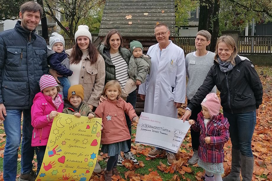 (v.l.n.r.): Christian Stocker mit Franziska, Verena Jäger mit Benedikt und Dominik, Verena Huber mit Helene und Quirin, Chefarzt der RoMed Kinderklinik Dr. Torsten Uhlig, Pflegedienstleiterin Diana Frankenberg, Susanne Rauch mit Annalena