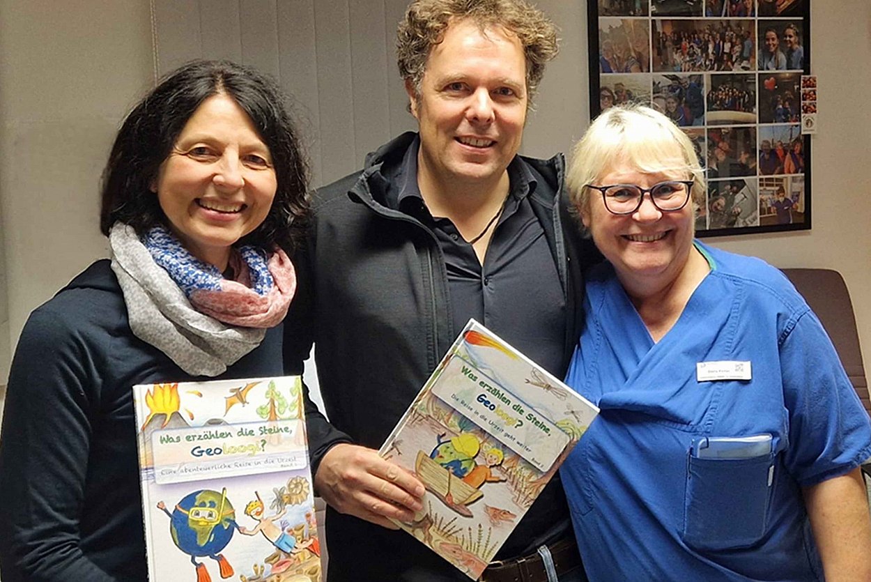 Kurz vor Weihnachten übergaben die Geologen Christine Stopp (li.) und Dr. Holger Maurer an Pflegefachkraft Doris Feiler die Buchgeschenke. Kurz vor Weihnachten übergaben die Geologen Christine Stopp (li.) und Dr. Holger Maurer an Pflegefachkraft Doris Feiler die Buchgeschenke.