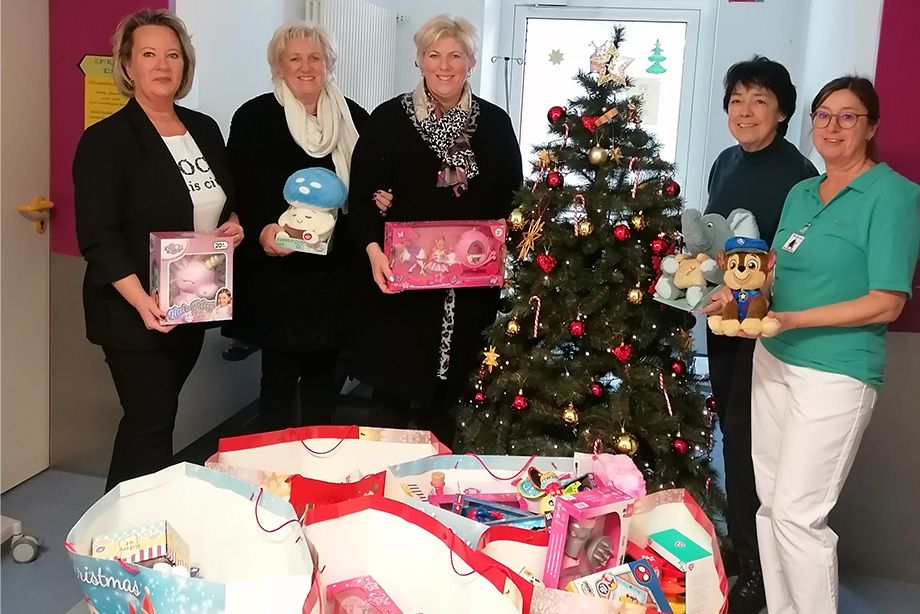 v.l.n.r.: Mihaela Hammer, 1. Vorsitzende des Fördervereins der Kinderklinik Rosenheim e. V., Claudia Tremmel, Alexandra Linordner, Schriftführerin Helene Lohner und Elternbegleiterin Andrea Riepertinger bei der Geschenkübergabe