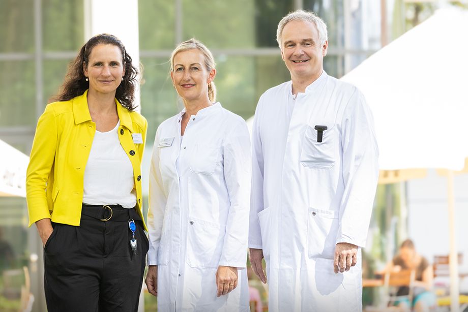 v.l.: Dr. Martina Bielawski, Kaufmännische Leiterin, Dr. Angela Kirschenhofer, Leiterin der Geburtshilfe und PD Dr. Andreas Schnelzer, Chefarzt der Gynäkologie und Geburtshilfe v.l.: Dr. Martina Bielawski, Kaufmännische Leiterin, Dr. Angela Kirschenhofer, Leiterin der Geburtshilfe und PD Dr. Andreas Schnelzer, Chefarzt der Gynäkologie und Geburtshilfe
