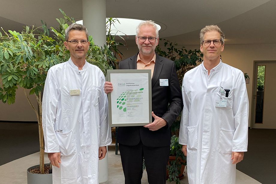 v.l.n.r.: Prof. Dr. Stephan Budweiser, Chefarzt der Medizinischen Klinik 3, Dr. Ulrich Schulze, RoMed-Geschäftsführer und Prof. Dr. Kai Nowak, Chefarzt der Klinik für Allgemein-, Gefäß- und Thoraxchirurgie am RoMed Klinikum Rosenheim freuen sich über die hohe Auszeichnung