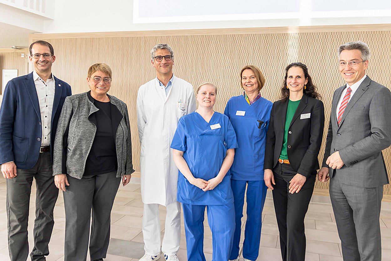 Freuen sich über das neue Zentrallabor v.l.n.r. Oberbürgermeister Andreas März, Pflegedirektorin Judith Hantl-Merget, Ärztlicher Direktor PD Dr. Andreas Bauer, Laborleiterin Bianca Best, Chefärztin Dr. Bettina Alber, Kaufmännische Leiterin Dr. Martina Bielawski und Landrat Otto Lederer Freuen sich über das neue Zentrallabor v.l.n.r. Oberbürgermeister Andreas März, Pflegedirektorin Judith Hantl-Merget, Ärztlicher Direktor PD Dr. Andreas Bauer, Laborleiterin Bianca Best, Chefärztin Dr. Bettina Alber, Kaufmännische Leiterin Dr. Martina Bielawski und Landrat Otto Lederer