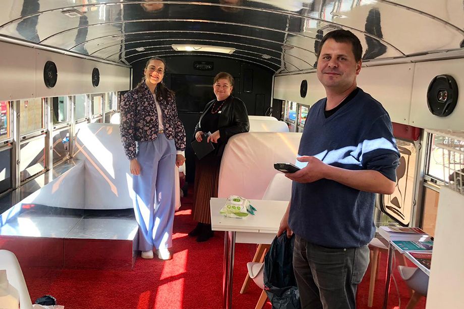 Das Team im Schulbus freut sich auf die Besucherinnen und Besucher. Das Team im Schulbus freut sich auf die Besucherinnen und Besucher.