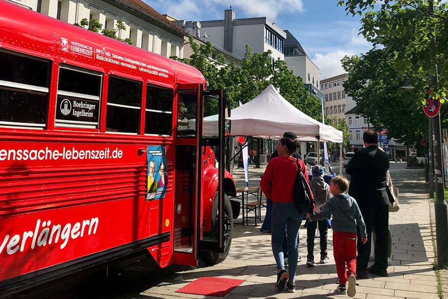 Im roten amerikanischen Schulbus konnten Interessierte ihren Gesundheitszustand testen lassen. Im roten amerikanischen Schulbus konnten Interessierte ihren Gesundheitszustand testen lassen.