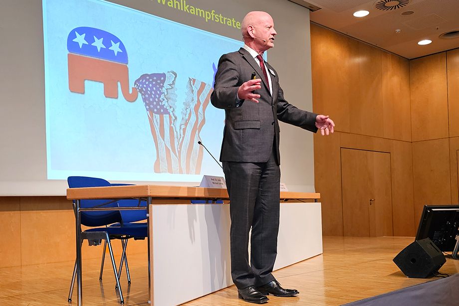 Prof. Dr. Stephan Bierling, Leiter der Professur für Internationale Politik und transatlantische Beziehung, von der Universität Regensburg , erläuterte warum der Wahlkampf von Kontrahenten mit in der amerikanischen Geschichte einzigartig hohem Alter ausgetragen wird. Prof. Dr. Stephan Bierling, Leiter der Professur für Internationale Politik und transatlantische Beziehung, von der Universität Regensburg , erläuterte warum der Wahlkampf von Kontrahenten mit in der amerikanischen Geschichte einzigartig hohem Alter ausgetragen wird.