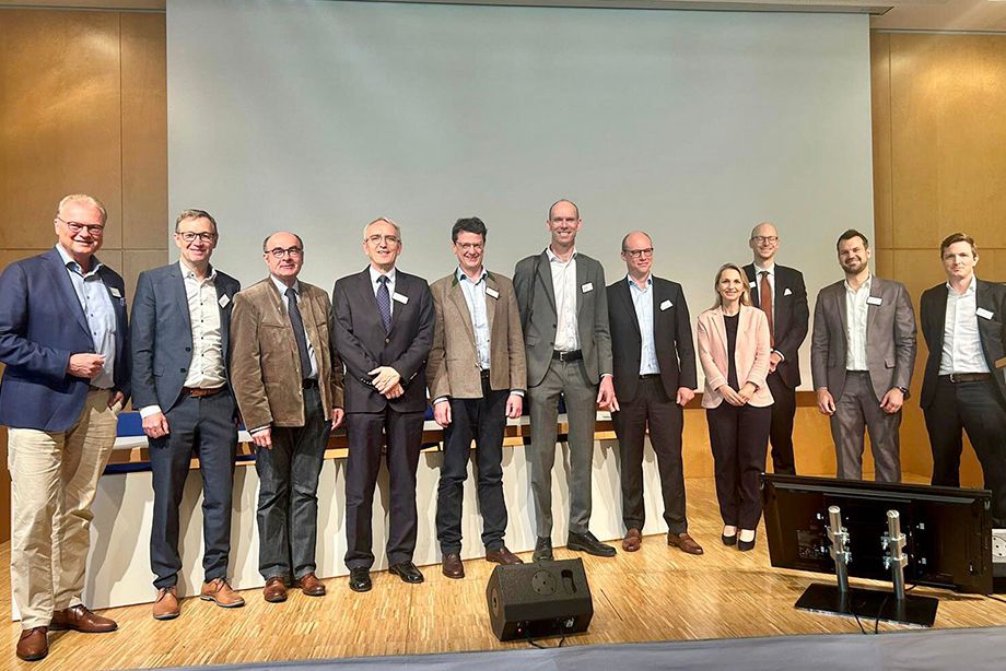 Die Referenten und Organisatoren v.l.n.r.: Dr. Andreas Liebl, Prof. Dr. Christian Hagl, Prof. Dr. Robert Schwinger, Prof. Dr. Wolfgang von Scheidt, Prof. Dr. Christian Thilo, Prof. Dr. Michael Lehrke, Dr. Jan Kaufmann, PD Dr. Terese Trenkwalder, Dr. Constantin Göbel, PD Dr. Christopher Stremmel, Prof. Dr. Christian-Hendrik Heeger Die Referenten und Organisatoren v.l.n.r.: Dr. Andreas Liebl, Prof. Dr. Christian Hagl, Prof. Dr. Robert Schwinger, Prof. Dr. Wolfgang von Scheidt, Prof. Dr. Christian Thilo, Prof. Dr. Michael Lehrke, Dr. Jan Kaufmann, PD Dr. Terese Trenkwalder, Dr. Constantin Göbel, PD Dr. Christopher Stremmel, Prof. Dr. Christian-Hendrik Heeger