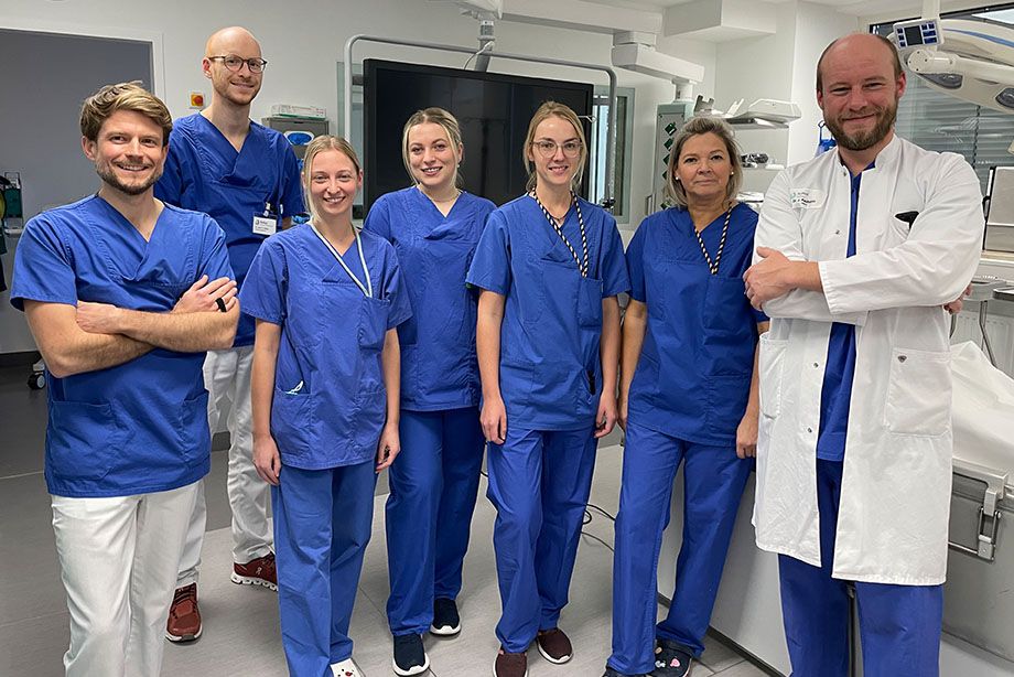 Das Team der Abteilung Elektrophysiologie freut sich über die Auszeichnung. (v.l.n.r.) Dr. Christophe Huber, Dr. Constantin Göbel, Marina Huber, Lejla Kevro, Kathrin Küster, Margot Machura und Ärztlicher Leiter Dr. Jan Kaufmann Das Team der Abteilung Elektrophysiologie freut sich über die Auszeichnung. (v.l.n.r.) Dr. Christophe Huber, Dr. Constantin Göbel, Marina Huber, Lejla Kevro, Kathrin Küster, Margot Machura und Ärztlicher Leiter Dr. Jan Kaufmann