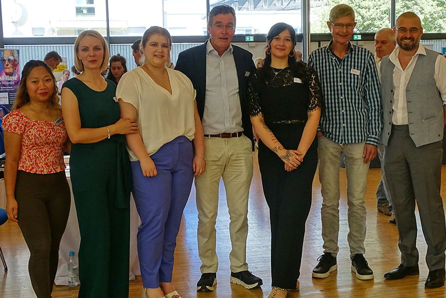 Dr. Andreas Thiele (Mitte) mit Team und Dr. Michael Iberer (rechts), Vorstandsvorsitzender Ärztlicher Kreisverband Rosenheim
