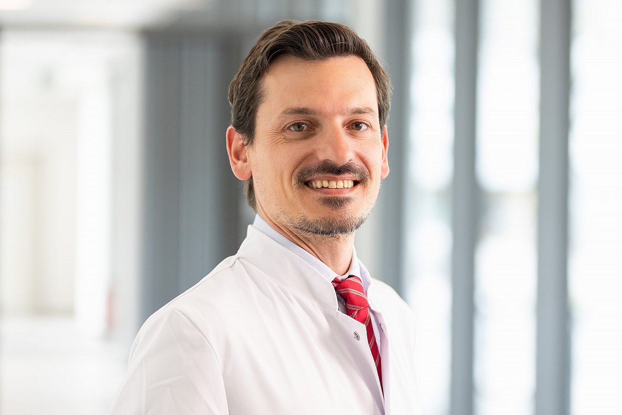 Dr. Georgios Ntoulias, Chefarzt der Neurochirurgischen Klinik freut sich auf seine neuen Aufgaben am RoMed Klinikum Rosenheim. Dr. Georgios Ntoulias, Chefarzt der Neurochirurgischen Klinik freut sich auf seine neuen Aufgaben am RoMed Klinikum Rosenheim.