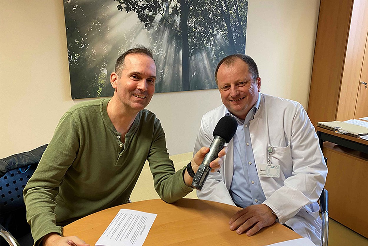 v.l.: Christoph Grabner interviewt für das Funkhaus Rosenheim Dr. Gerhard Puchtler, Leiter des Onkologischen Zentrums am RoMed Klinikum Rosenheim