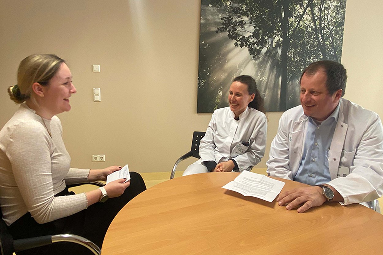 OVB-Redakteurin Patricia Huber im Gespräch mit Oberärztin Dr. Ulrike Kolar-Michaelis und dem Leiter des Onkologischen Zentrums Dr. Gerhard Puchtler