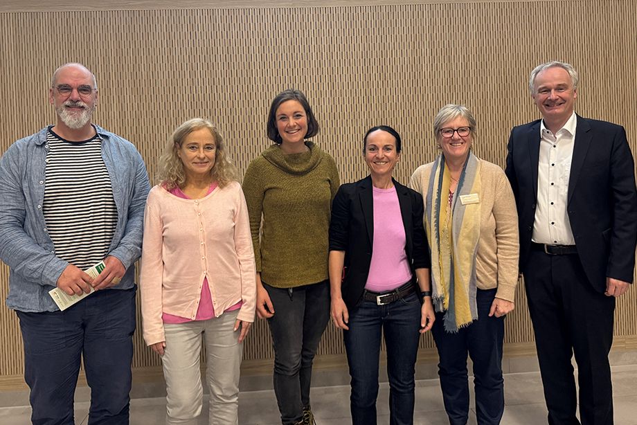 (v.l.): Dipl. Sozialpädagoge Andreas Schüll, Leiter Psychosoziale Krebsberatungsstelle der Bayerischen Krebsgesellschaft Rosenheim, Gisela Strigl-Wiechmann, Frauenselbsthilfe Krebs Bundesverband Rosenheim, Hannah Czerwinka, psychologische Psychotherapeutin und die Referenten der RoMed Klinik für Gynäkologie und Geburtshilfe Dr. Gerlinde Götz, Leitende Oberärztin, Elisabeth Jordan, MammaCare Trainerin, Psychoonkologin und Breast Care Nurse sowie Chefarzt PD Dr. Andreas Schnelzer (v.l.): Dipl. Sozialpädagoge Andreas Schüll, Leiter Psychosoziale Krebsberatungsstelle der Bayerischen Krebsgesellschaft Rosenheim, Gisela Strigl-Wiechmann, Frauenselbsthilfe Krebs Bundesverband Rosenheim, Hannah Czerwinka, psychologische Psychotherapeutin und die Referenten der RoMed Klinik für Gynäkologie und Geburtshilfe Dr. Gerlinde Götz, Leitende Oberärztin, Elisabeth Jordan, MammaCare Trainerin, Psychoonkologin und Breast Care Nurse sowie Chefarzt PD Dr. Andreas Schnelzer