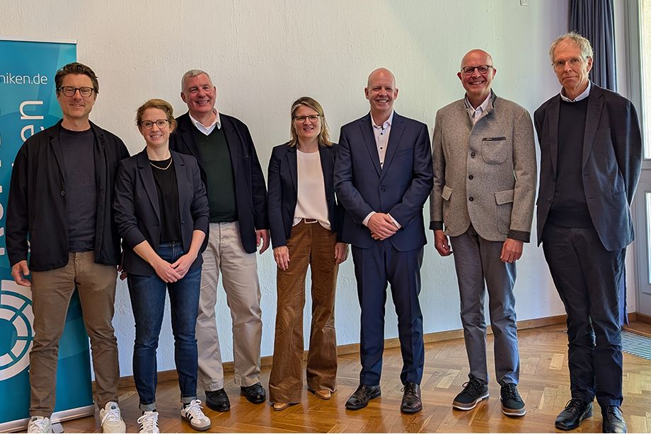 v.l.: PD Dr. Hendrik Jünger (Chefarzt RoMed-Kinderklinik), Dr. Anna Deißler (Kindergastroenterologische Oberärztin RoMed-Kinderklinik), Prof. Dr. Florian Heinen (Direktor iSPZ LMU München), Prof. Dr. Julia Hauer (Direktorin Kinderklinik der TU München), Prof. Dr. Christian Knorr (Chefarzt RoMed-Klinik für Kinderchirurgie), Dr. Ingo Jester (Leitender Oberarzt RoMed-Klinik für Kinderchirurgie), Prof. Dr. Christoph Bührer (Direktor Klinik für Neonatologie an der Charité Berlin) 