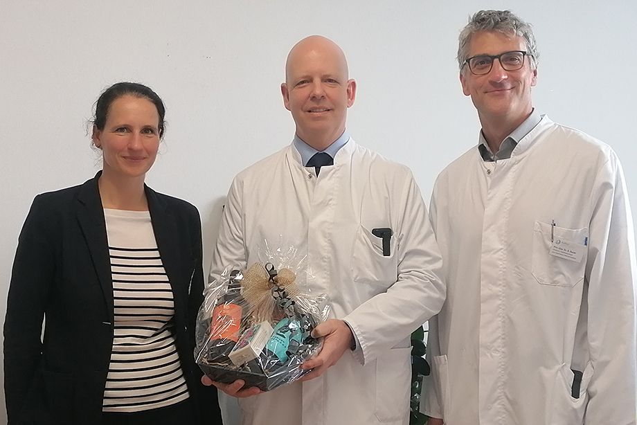 Gratulierten herzlich: Dr. Martina Bielawski, Kaufmännische Leiterin, Prof. Dr. Christian Knorr, Chefarzt Neugeborenen- und Kinderchirurgie, PD Dr. Andreas Bauer, Ärztlicher Direktor Gratulierten herzlich: Dr. Martina Bielawski, Kaufmännische Leiterin, Prof. Dr. Christian Knorr, Chefarzt Neugeborenen- und Kinderchirurgie, PD Dr. Andreas Bauer, Ärztlicher Direktor