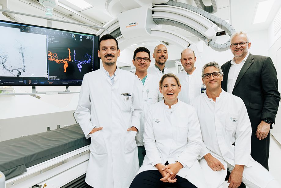 Auf dem Weg in eine neue Dimension in der Patientenversorgung. Neuroradiologische Chefärztin Dr. Charlotte Rüther mit v.l.n.r.: Chefarzt Dr. Georgios Ntoulias (Neurochirurgie), Leitender Oberarzt Dr. Alexandru Cimpoca (Neuroradiologie) Chefarzt Prof. Dr. Joji Kuramatsu (Neurologie), Chefarzt Prof. Dr. Gunnar Tepe (Radiologie), Ärztlicher Direktor und Chefarzt PD Dr. Andreas Bauer (Anästhesie) und RoMed-Geschäftsführer Dr. Ulrich Schulze, Foto: RoMed Kliniken