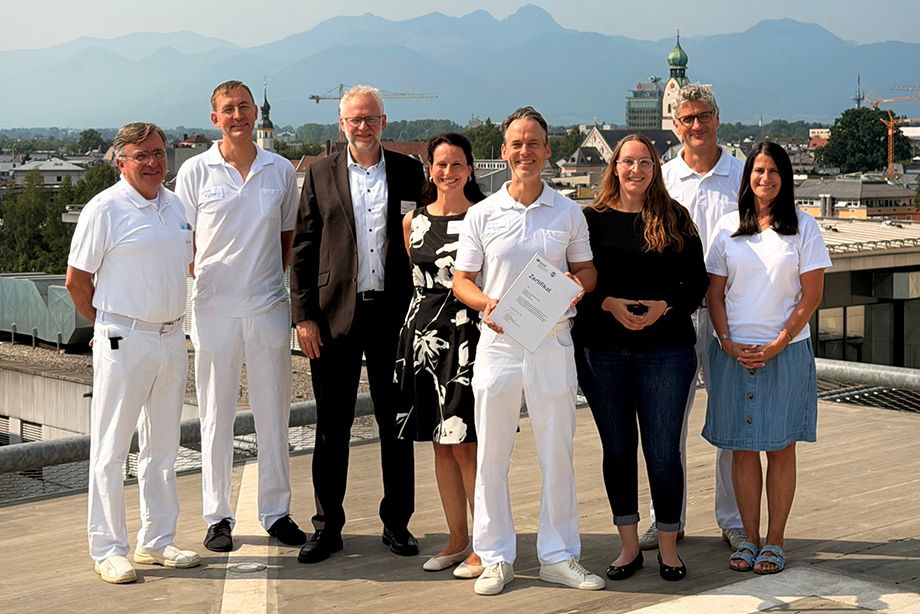 Freuen sich über den gemeinsamen Erfolg: (v.l.) Chefarzt Dr. Michael Bayeff-Filloff, Leitender Oberarzt Dr. Jan Nikolas Rieken, Geschäftsführer Dr. Ulrich Schulze, Kaufmännische Leiterin Rosenheim Dr. Martina Bielawski, Chefarzt Prof. Dr. Christian Zeckey, Pflegedienstleiterin Sandra Schaber, Ärztlicher Direktor PD Dr. Andreas Bauer, Kaufmännische Leiterin Bad Aibling / stv. Kaufmännische Leiterin Rosenheim Sandra Zabel Freuen sich über den gemeinsamen Erfolg: (v.l.) Chefarzt Dr. Michael Bayeff-Filloff, Leitender Oberarzt Dr. Jan Nikolas Rieken, Geschäftsführer Dr. Ulrich Schulze, Kaufmännische Leiterin Rosenheim Dr. Martina Bielawski, Chefarzt Prof. Dr. Christian Zeckey, Pflegedienstleiterin Sandra Schaber, Ärztlicher Direktor PD Dr. Andreas Bauer, Kaufmännische Leiterin Bad Aibling / stv. Kaufmännische Leiterin Rosenheim Sandra Zabel