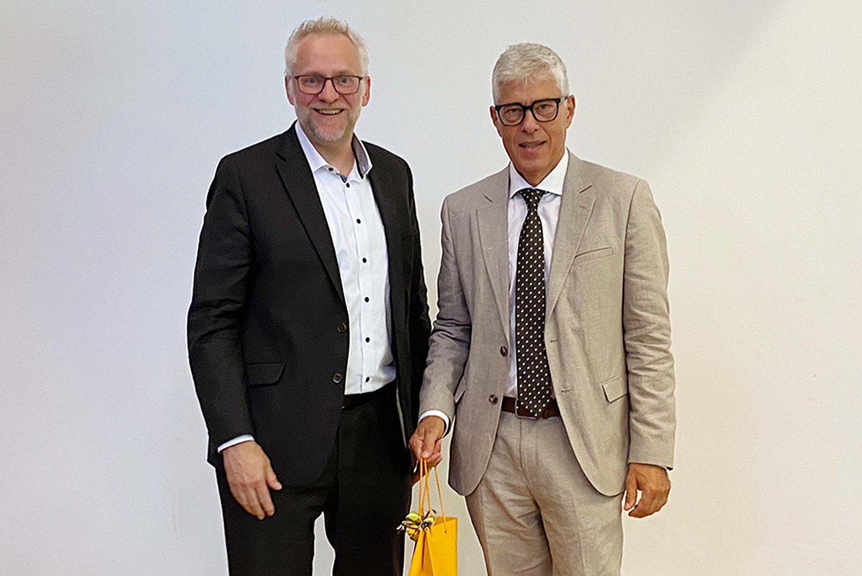 RoMed-Geschäftsführer Dr. Ulrich Schulze (links) wünscht dem scheidenden Chefarzt Dr. Markus Wöhr alles Gute für die Zukunft, Foto: RoMed Kliniken