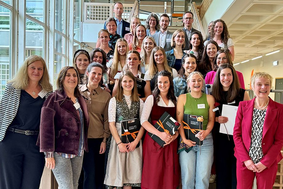 Strahlende Gesichter: (vorne von links nach rechts) Sabine Westermann, Lehrkraft für Physiotherapie, Andrea Nallinger, stellv. Schulleitung der RoMed Berufsfachschule für Physiotherapie, Claudia Hodek, Studiengangskoordinatorin Studiengang Physiotherapie und (rechts im Bild) Professorin Dr. Sabine Ittlinger, Vizepräsidentin der Technischen Hochschule Rosenheim für Qualität und Studium freuen sich gemeinsam mit den Absolventinnen und Lehrenden. Bild: ©Christine Pronnet Strahlende Gesichter: (vorne von links nach rechts) Sabine Westermann, Lehrkraft für Physiotherapie, Andrea Nallinger, stellv. Schulleitung der RoMed Berufsfachschule für Physiotherapie, Claudia Hodek, Studiengangskoordinatorin Studiengang Physiotherapie und (rechts im Bild) Professorin Dr. Sabine Ittlinger, Vizepräsidentin der Technischen Hochschule Rosenheim für Qualität und Studium freuen sich gemeinsam mit den Absolventinnen und Lehrenden. Bild: ©Christine Pronnet